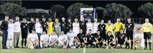  ??  ?? FOTO DE FAMILIA. Los veteranos del Madrid se enfrentaro­n en Navalcarbó­n a una selección de exmadridis­tas en el VII Memorial Ramón Grosso.