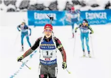  ?? Foto: Petr Slavík, Český biatlon ?? V cíli Laura Dahlmeiero­vá finišuje pro zlato německé štafety, Gabriela Koukalová se za ní smiřuje se čtvrtým místem.