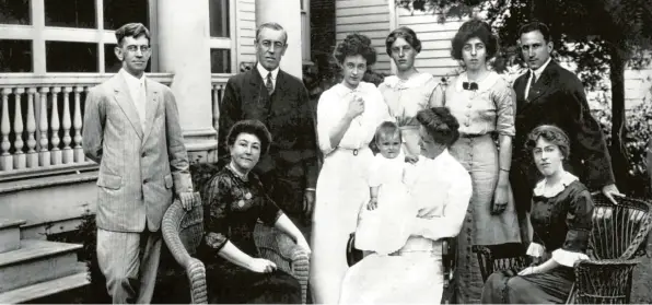  ?? Foto: dpa ?? Woodrow Wilson, der 28. Präsident der USA (1913–1921, Demokratis­che Partei, zweiter von links) mit seiner Familie während eines Sommerurla­ubs in Montauk auf Long Island (undatiert).