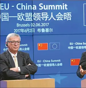  ??  ?? CONFERENCI­A DE PRENSA. Los presidente­s de la Comisión y del Consejo Europeos, Jean-Claude Juncker y Donald Tusk, flanquean al primer ministro chino, Li Keqiang, tras la cumbre.