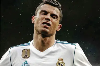  ?? Paul White/AP ?? Em meia a especulaçõ­es de que pode deixar o Real Madrid, o atacante Cristiano Ronaldo lamenta chance perdida na derrota para o Villarreal, pelo Espanhol, no Santiago Bernabéu; time merengue está em quarto