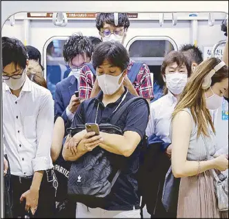  ??  ?? Passengers pack a subway train in Tokyo on Thursday amid the coronaviru­s outbreak in Japan.