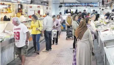  ?? GABRIEL UTIEL ?? Clientes comprando en el Mercado Central de Castelló, donde certifican la notable incidencia de la inflación.