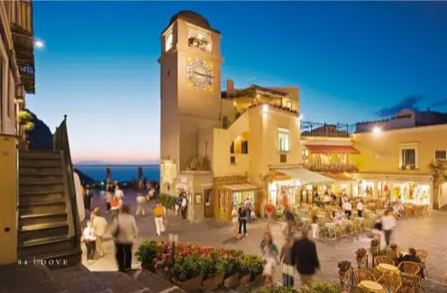  ??  ?? DOVE
Il bello di vivere l’ora dell’aperitivo in piazza Umberto I, la celebre “Piazzetta” di Capri (Na), senza problemi di distanziam­ento. Nella pagina accanto, riflessi del mare d’autunno dalla Via Krupp, suggestivo percorso panoramico dal centro storico a Marina Piccola.