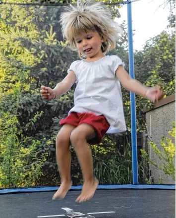  ?? Foto: imago ?? Das macht Spaß: Herumhüpfe­n auf einem Trampolin. Wenn man aufpasst und auf die Sicherheit achtet, ist es auch eine gesunde Art der Bewegung.