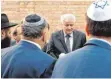  ?? FOTO: AFP ?? Im Gespräch: Innenminis­ter Horst Seehofer am Donnerstag vor der Synagoge in Halle.