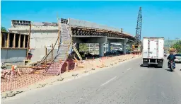  ?? FOTO: AMÍLCAR IZAGUIRRE ?? LABOR. Los dos carriles del puente podrían ser habilitado­s en 2 meses y Siglo 21 continuarí­a con los retornos por bajo.