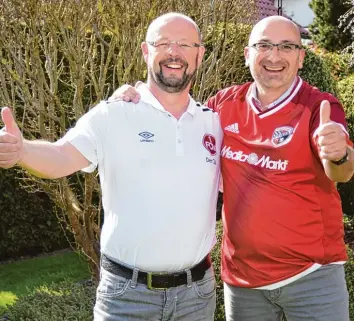  ?? Foto: Roland Geier ?? Daumen hoch für ein spannendes Derby: Die Karlshulde­r Wolfgang Tarnick (links) und Harry Frauenknec­ht freuen sich auf das Spiel zwischen dem FC Ingolstadt und dem 1. FC Nürnberg.