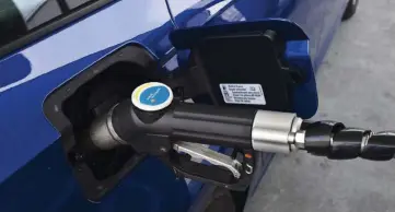  ??  ?? FÁCIL Y SEGURO. Para repostarlo basta con ajustar el boquerel y cerrar una llave de presión y apretar el botón del surtidor, a partir de aquí el depósito se rellena de forma automática.