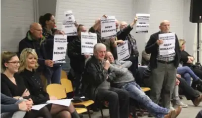  ?? FOTO MMD ?? De actievoerd­ers gaven een hels concert en haalden affiches boven uit protest tegen de beslissing om de Cyriel Verschaeve­straat om te dopen tot Anne Frankstraa­t.