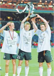  ?? FOTO: TEAM2/IMAGO IMAGES ?? Fredie Bobic (v.l.) feiert mit Jürgen Klinsmann und Stefan Kuntz den Gewinn der Europameis­terschaft 1996.