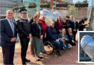  ?? Picture: Ji-Min Lee ?? UNVEILING: Stakeholde­rs from across Reading were in attendance to take the first look at the Armoured Heart.