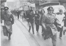  ?? FOTO: STÄDTISCHE ARCHIVE BIBERACH ?? Im Laufschrit­t demonstrie­rt die Biberacher Außerparla­mentarisch­e Opposition. Das war am 13. Januar 1970.