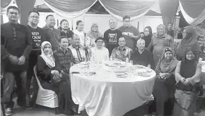  ??  ?? BASHIR (duduk empat kanan), Azhar Ahmad (duduk dua kiri), Khalid (duduk tiga kiri) dan Azhar Othman (berdiri empat kanan) bersama AJK Penganjur dari Labuan Society.