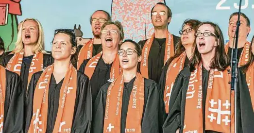  ??  ?? Die Jakob Singers, der Weimarer Gospelchor, präsentier­ten am Samstagvor­mittag unter der Leitung von Julia Raasch auf dem Marktplatz in Weimar eine Auswahl an Gospels, Spirituals und bekannten Evergreens. Fotos: Maik Schuck