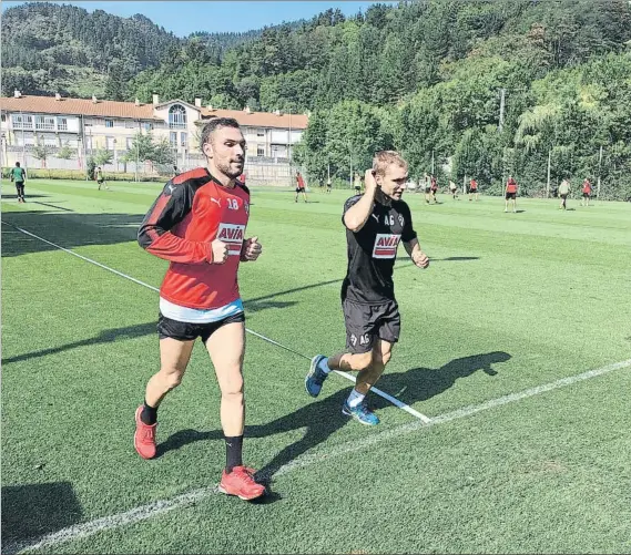  ?? FOTO: A. A. ?? Anaitz Arbilla, junto al readaptado­r físico Alain Gandiaga El lateral navarro salió al césped de Atxabalpe para trotar 15 minutos