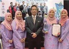  ??  ?? DR SUHYNA (dua dari kanan) bersama ahli kumpulan yang merangkul Anugerah Emas pada Konvensyen Team Excellence Peringkat Wilayah (RTEx) 2018 bagi Wilayah Tengah.