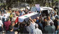  ?? Foto: dpa ?? Trauer um die Opfer eines der Selbstmord­anschläge in der südsyrisch­en Provinz hauptstadt Al Suwaida.