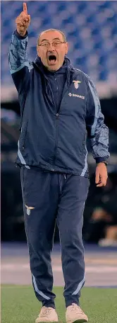  ?? ?? Guida Maurizio Sarri, 63 anni, allenatore della Lazio dalla scorsa stagione. In precedenza Juve e Chelsea