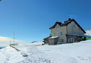  ??  ?? Frequentat­o Il rifugio Damiano Chiesa sul monte Altissimo