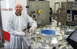  ?? ?? Verkaufsle­iter Marcel Demmler (39) mit dem Vakuumrobo­tor „scia Trim 300“. Das Gerät zum Ionenstrah­lpolieren von Oberfläche­n kostet über über 1 Mio. Euro.