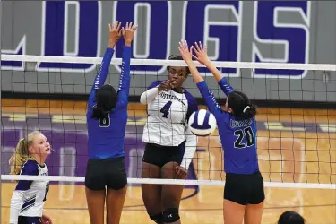  ?? NWA Democrat-Gazette/J.T.WAMPLER ?? Fayettevil­le’s Arianna Walter (center) gets the ball past Conway’s Madison Holloway (left) and Coryn Chaffin on Tuesday at Fayettevil­le. Fayettevil­le won the match 3-1.