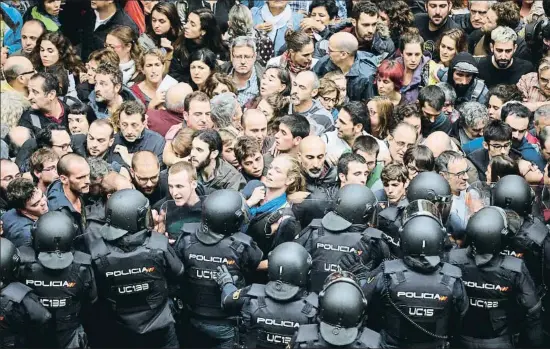  ?? ALBERTO ESTÉVEZ / EFE ?? La Policia Nacional formant un cordó policial als voltants de l’escola Ramon Llull de Barcelona l’1 d’octubre del 2017