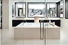  ?? BRENT MOSS ?? For a minimalist bathroom in Aspen, Colorado, the design firm Pembrooke & Ives used recessed architectu­ral lighting to avoid distractin­g from the striking view.