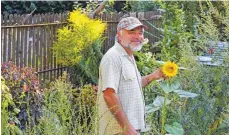  ??  ?? Günter Bayer aus Pfärrich ist stolz auf seinen Garten.