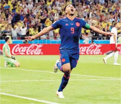  ?? AP ?? Radamel Falcao García se estrenó como goleador en las mundiales. El Tigre por fin marcó tras una espera de cuatro años. Colombia goleó 3-0 a Polonia y mantiene sus esperanzas de avanzar en el grupo H.