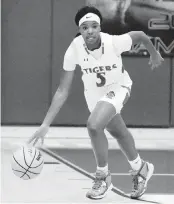  ?? ANDREW ULOZA FOR THE MIAMI HERALD ?? Blanche Ely’s Janessa Kelley dribbles upcourt against St. Thomas Aquinas during the Big 8 title game.