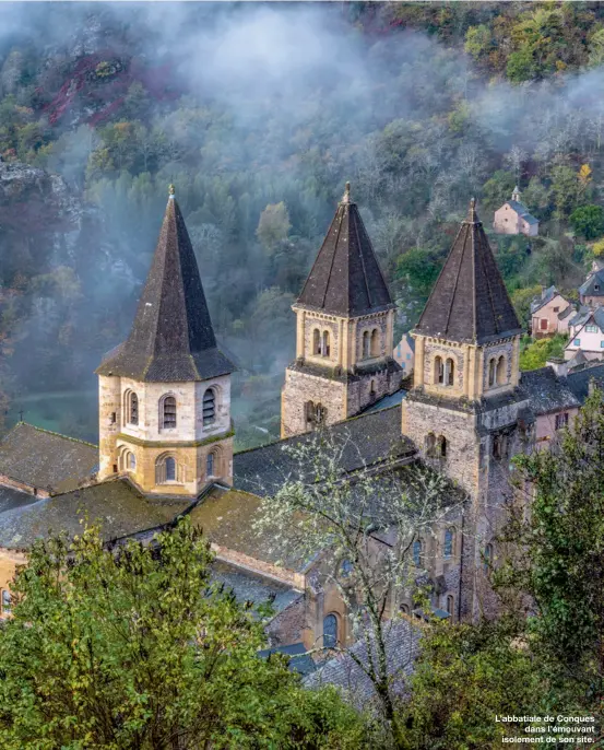  ??  ?? L’abbatiale de Conques
dans l’émouvant isolement de son site.