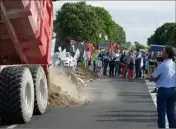  ??  ?? Les agriculteu­rs de la Marne ont commencé à bloquer le dépôt de Vatry. Ce mouvement vise à protester notamment contre l’importatio­n d’huile de palme utilisée dans la fabricatio­n d’essence.