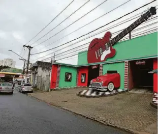  ?? Rivaldo Gomes/folhapress ?? O motel Drive-in Vintage, na Vila Matilde (zona leste), onde PM e amigo foram com duas adolescent­es; há duas versões para o tiro acidental que atingiu jovem