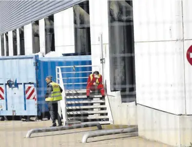  ?? JAIME GALINDO ?? Trabajador­es de Airtex, ayer, durante la última jornada de producción en la fábrica de Zaragoza.