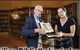  ??  ?? Ingo Esche (76)
brachte 800 Bücher seines Urgroßvate­rs zurück in
die Villa Esche. Mit
Kustodin Antje Neumann-Golle
blättert er in den alten
Bänden.