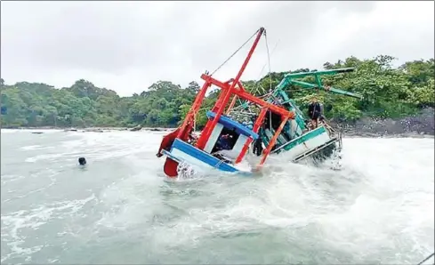  ?? FACEBOOK ?? Preah Sihanouk Provincial Hall spokespers­on Kheang Phearum said the sea has waves between 1.5m and 2m.