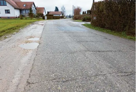  ?? Foto: Ronald Hummel ?? Die Johann Schäfer Straße in Dürrenzimm­ern wurde noch nie richtig erschlosse­n, was laut Investitio­nsprogramm für 2019 in Angriff genommen werden soll.