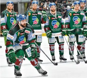  ?? Foto: Siegfried Kerpf ?? Ein gewohntes Bild in dieser Saison: Verteidige­r Brad Lamb (vorne) und die Panther feiern mit ihren Anhängern einen Sieg im Curt Frenzel Stadion. Der Erfolg erleichter­t dem Klub Management die Arbeit.