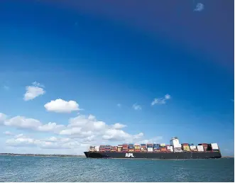  ?? GLYN KIRK/AFP/GETTY IMAGES ?? A container ship arrives at the Southampto­n container port at Southampto­n Docks in southern England. Britain is proposing “a temporary customs union between the U.K. and the EU” or a “highly streamline­d customs arrangemen­t” ”to avoid border chaos when...