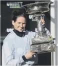  ??  ?? 0 Blackmore holds the trophy after her historic victory