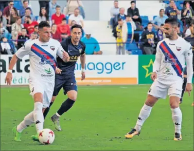  ??  ?? A SU RITMO. El Extremadur­a, como Airam en la imagen junto a Víctor García, controló el partido.