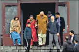  ?? AFP ?? Former J&K CM Farooq Abdullah (C) with son Omar and other family n
members outside the Hari Niwas sub-jail, Srinagar on Saturday.