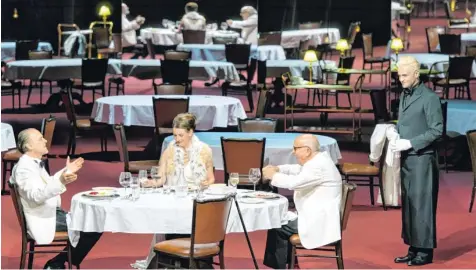  ?? Foto: Ruth Walz, Salzburger Festspiele ?? Wir müssen reden: Sven-Eric Bechtolf (Doktor), Annett Renneberg (Königin der Nacht), Christian Grashof (Vater), Michael Rotschopf (Kellner Winter) in der Salzburger Neuinszeni­erung von „Der Ignorant und der Wahnsinnig­e“.