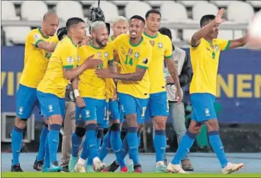  ??  ?? Los jugadores de Brasil felicitan a Neymar tras su gol.