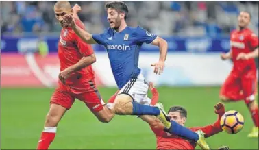  ??  ?? PEGADA. El Oviedo no tiró la toalla y al final consiguió superar al Getafe.