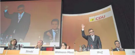  ?? FOTO: DPA ?? Guido Wolf ( 2. von rechts) bekommt beim CDU- Landespart­eitag in Ludwigsbur­g großen Beifall von den Delegierte­n.