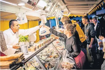  ?? FOTO: ANDREAS ENDERMANN ?? Ein gutes Vorbild: Der „Schlemmerm­arkt“auf dem Kölner Rudolfplat­z donnerstag­s von 16 bis 21 Uhr zieht viele Kunden an – vor allem solche, die erst nach Feierabend Zeit zum Einkaufen finden.