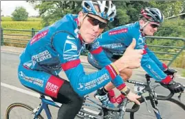 ?? FOTO: TWITTER ?? Armstrong en primer término y tras él Floyd Landis en el Tour de 2003