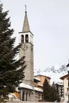  ??  ?? A sinistra: il torrente Scalcoggia, costeggiat­o da un sentiero ideale per una facile passeggiat­a sulla neve. Qui a lato, una pista da sci di Madesimo e, sotto, il campanile della chiesa SS Pietro e Paolo che svetta nella piazza località.